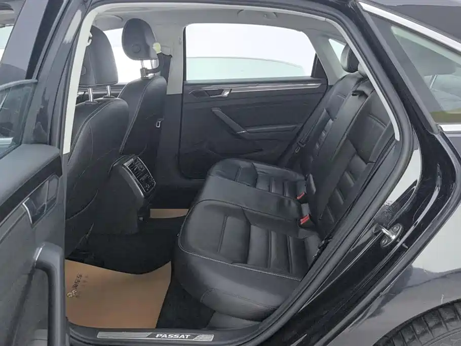 Volkswagen Passat 2017 330TSI DSG Luxury фото 11