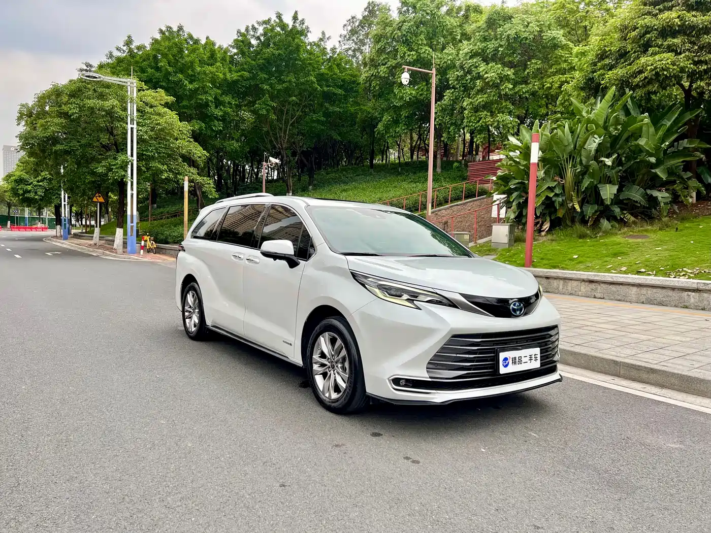 Toyota Sienna 2021 2.5L Hybrid Ultimate Edition фото 23