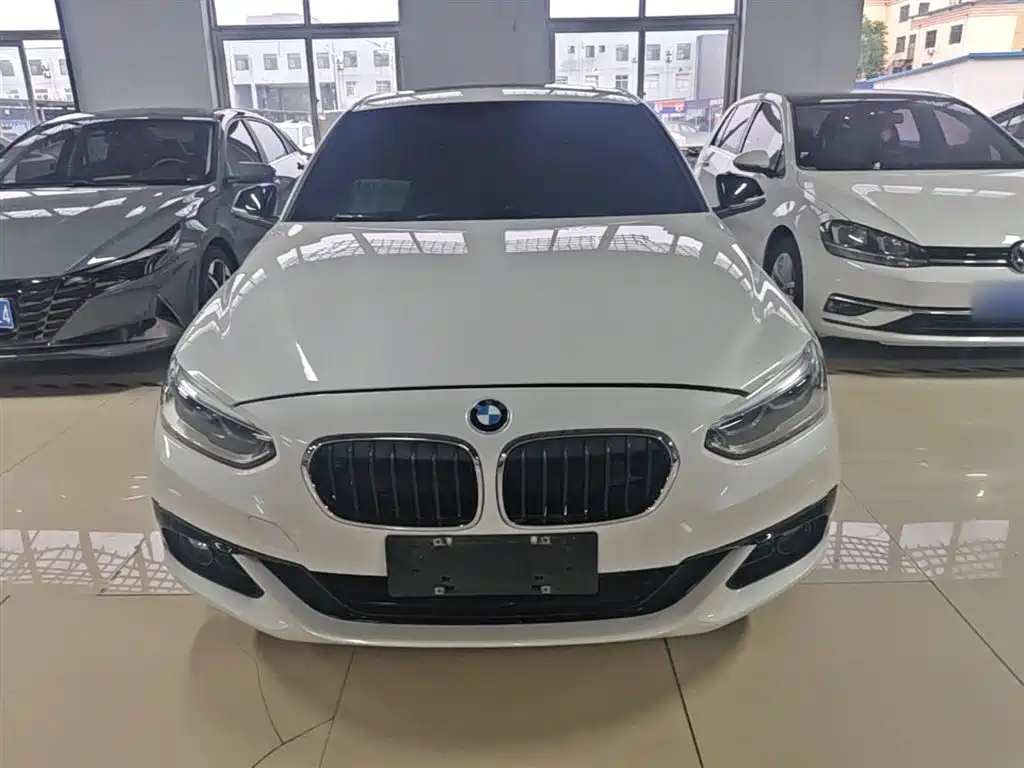 BMW 1 Series 2018 118i Sport Edition фото 3