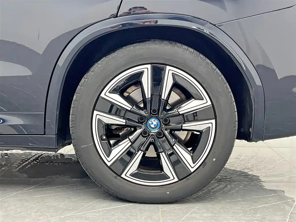 BMW iX3 2022 Leading Edition фото 23