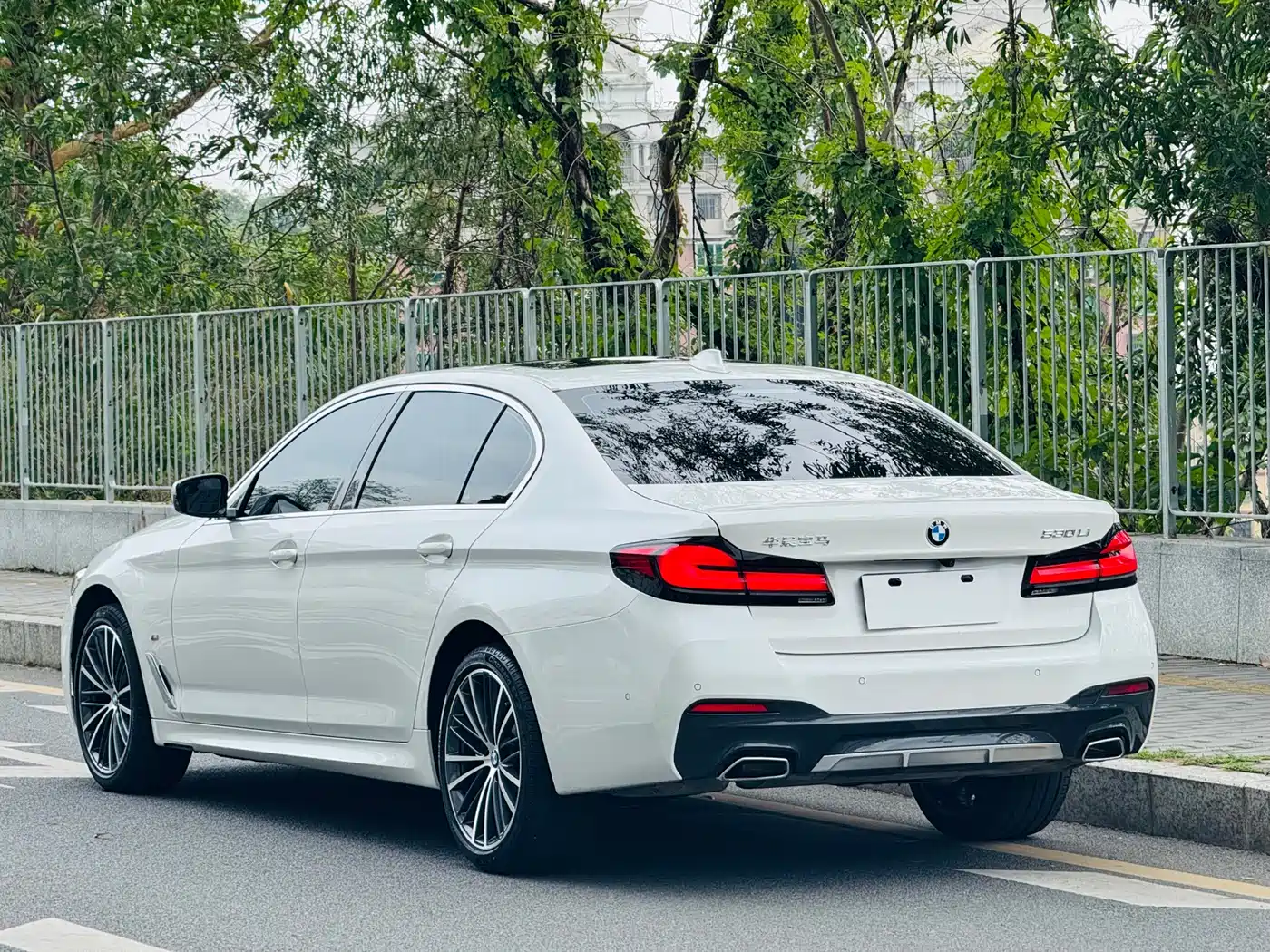 BMW 5 Series 2023 530Li Leading M Sport Package фото 38