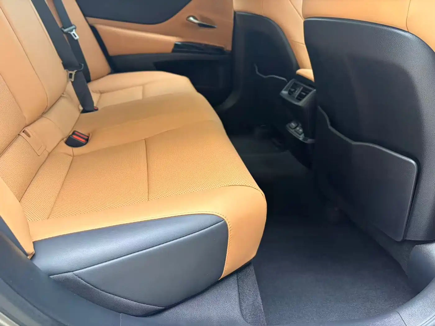 Lexus ES 2023 200 Excellence Edition фото 12