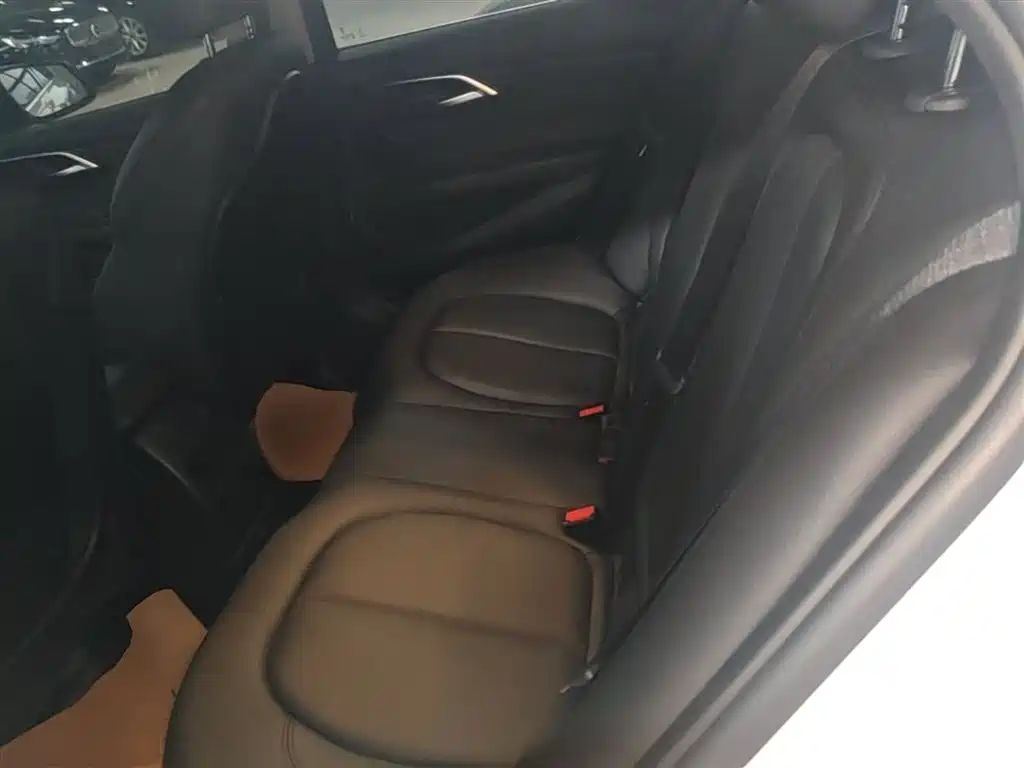BMW 1 Series 2018 118i Sport Edition фото 17