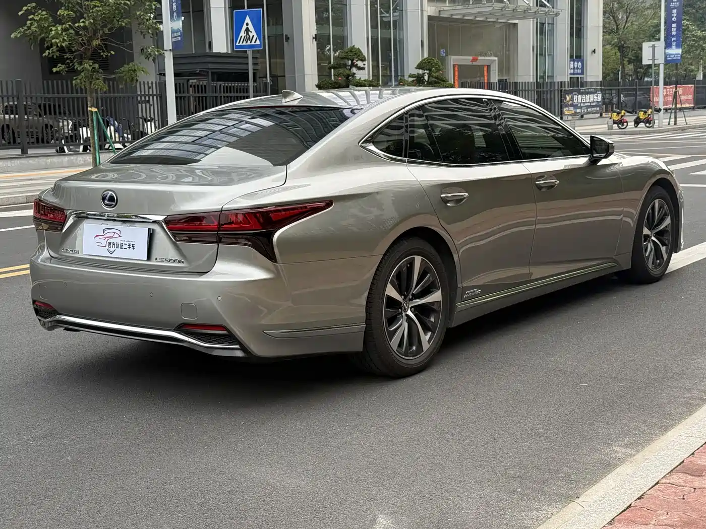 Lexus LS 2021 500h Excellence Edition фото 4