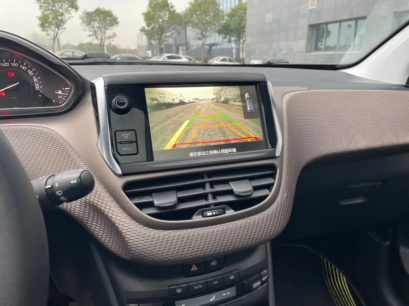 Peugeot 2008 2014 1.6L Automatic Navigation Edition фото 11