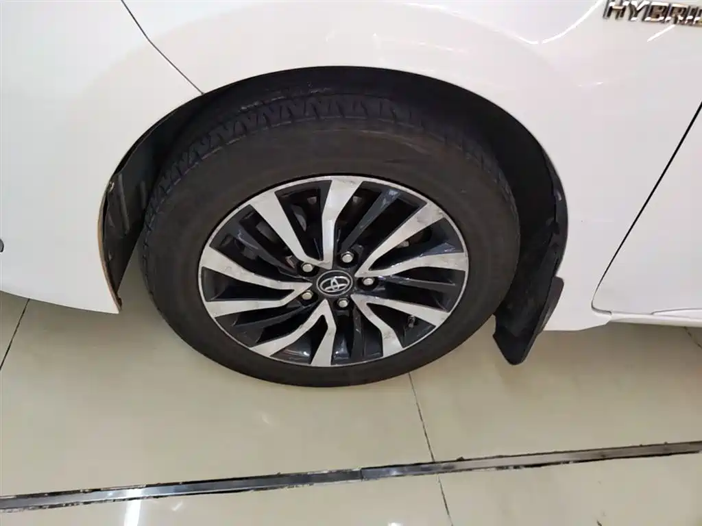 Toyota Corolla 2017 Facelift Hybrid 1.8L E-CVT Elite Edition фото 23