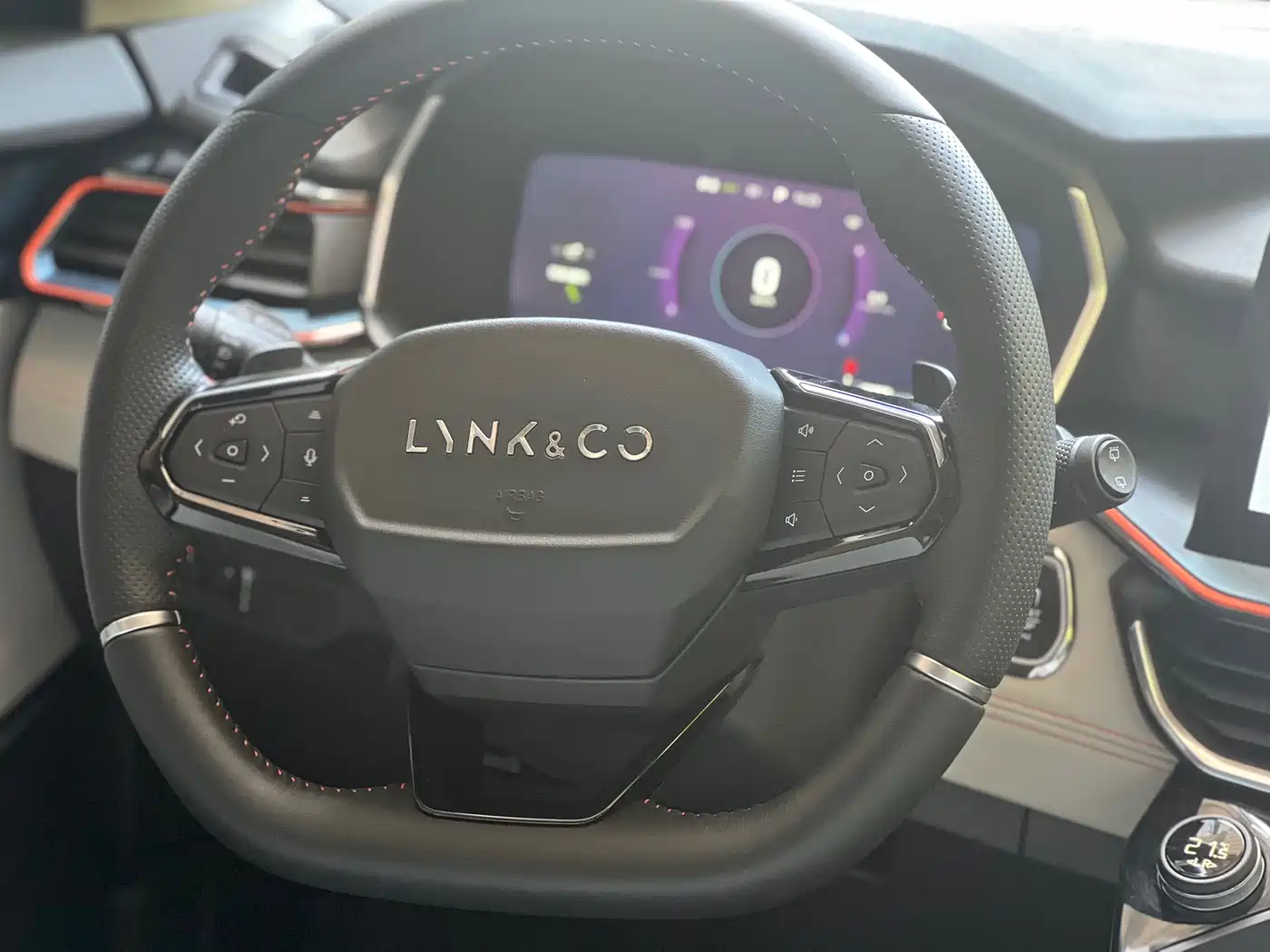 Lynk & Co 06 2020 1.5T Halo фото 14