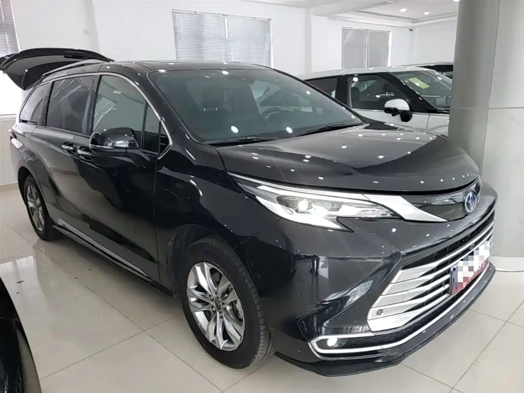 Toyota Sienna 2021 2.5L Hybrid Platinum Edition фото 4