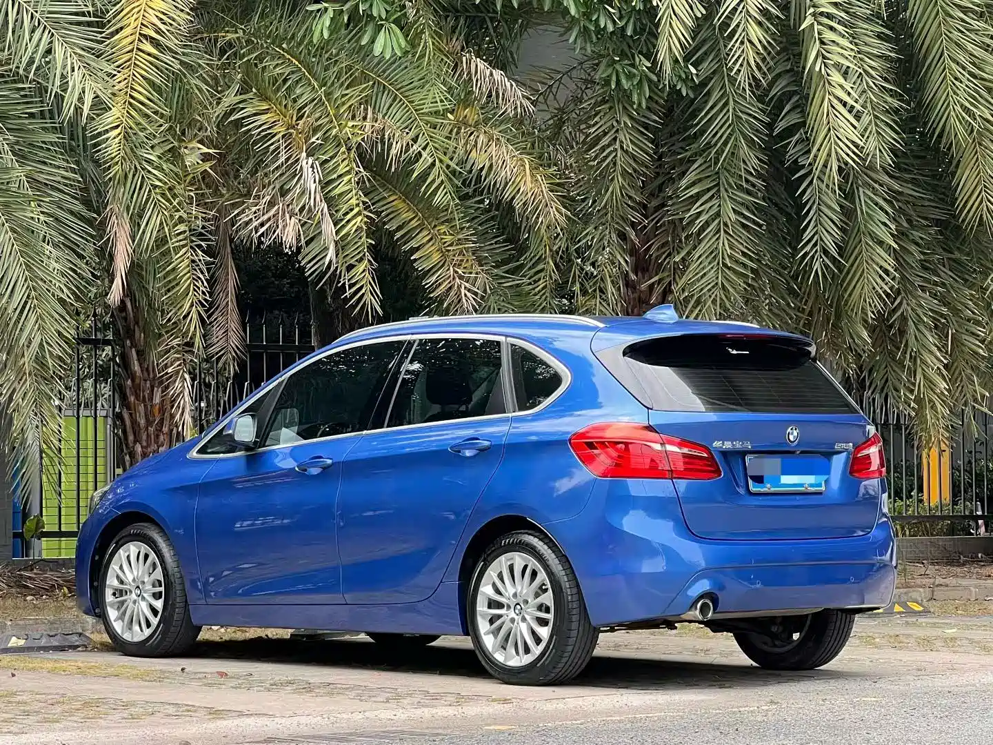 Photo 9 - BMW 2 Series Touring