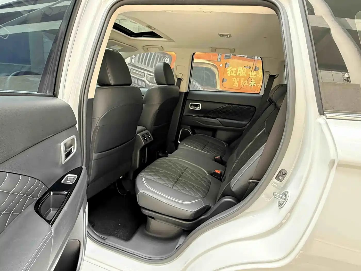 Mitsubishi Outlander 2021 2.4L 4WD Deluxe Edition 7-Seater фото 8