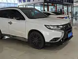 Photo 3 - Mitsubishi Outlander