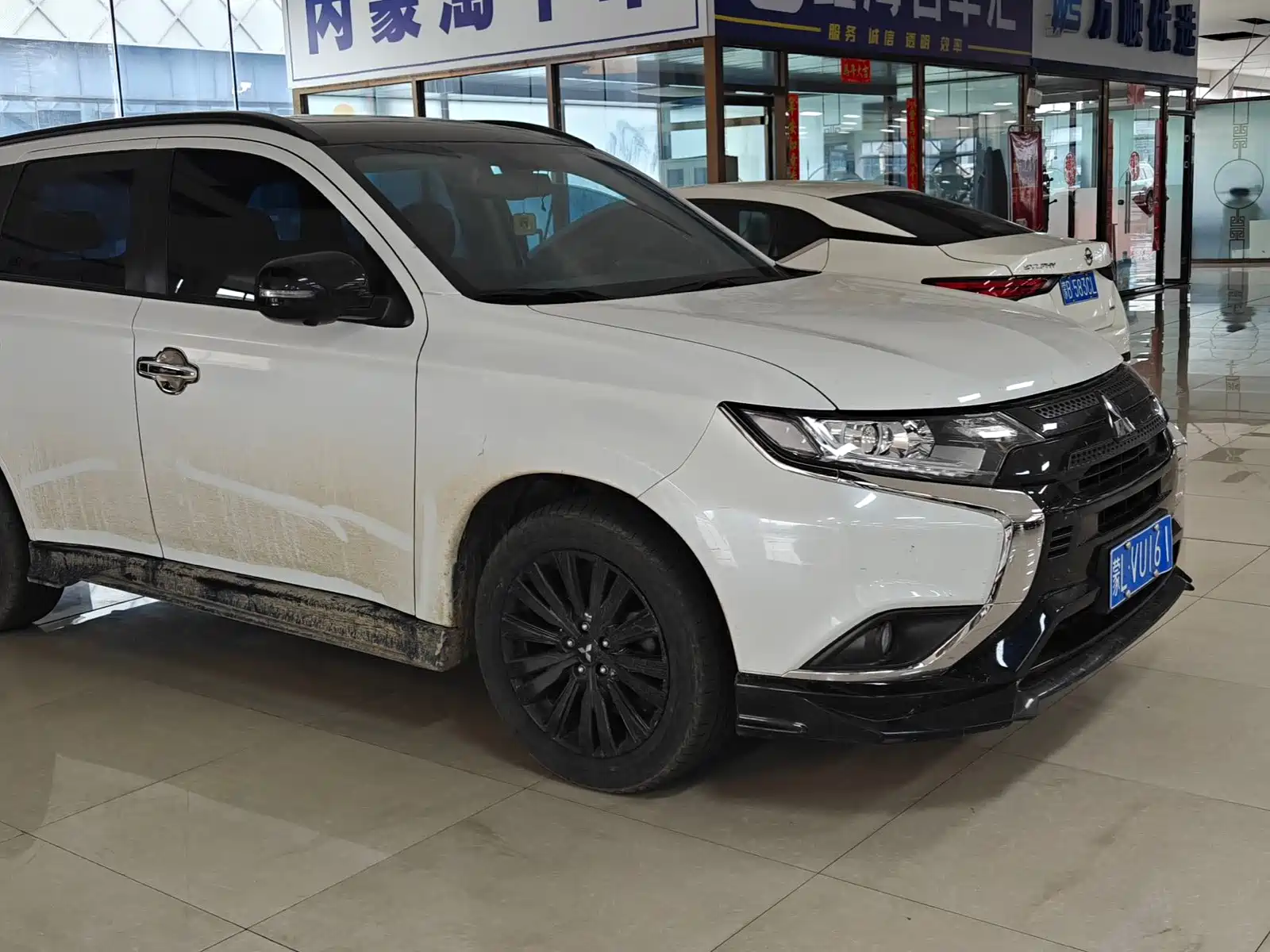 Photo 3 - Mitsubishi Outlander