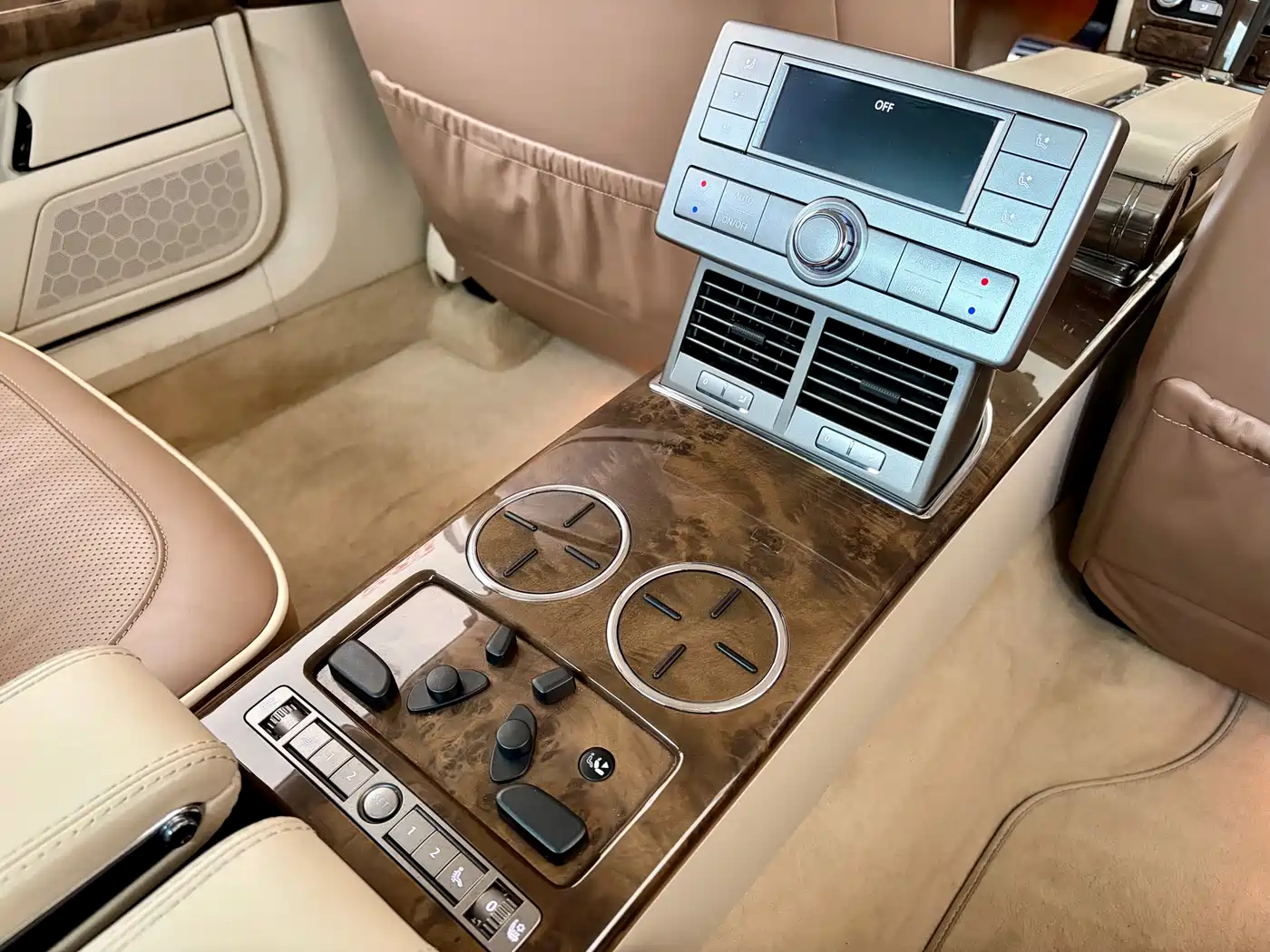 Volkswagen Phaeton 2012 4.2L Luxury Custom фото 11