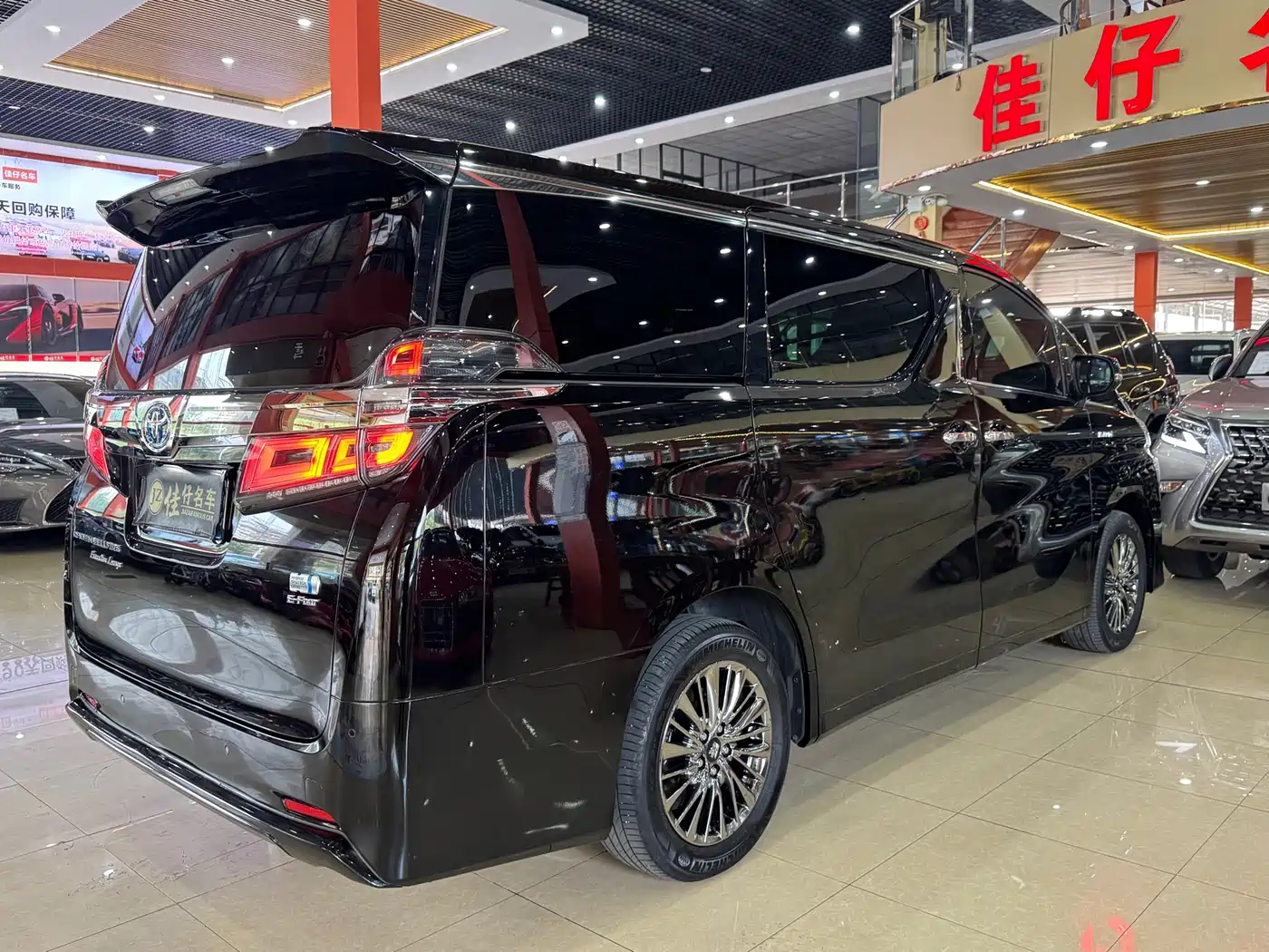 Toyota Vellfire 2021 Crown Hybrid 2.5L HV Premium Edition фото 6
