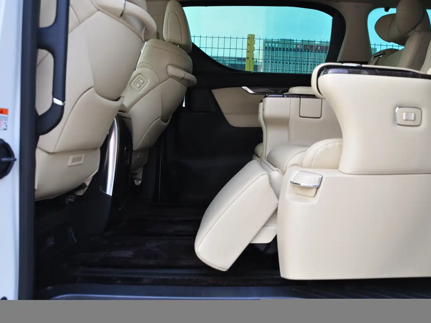 Toyota Alphard 2021 Hybrid 2.5L Premium фото 9