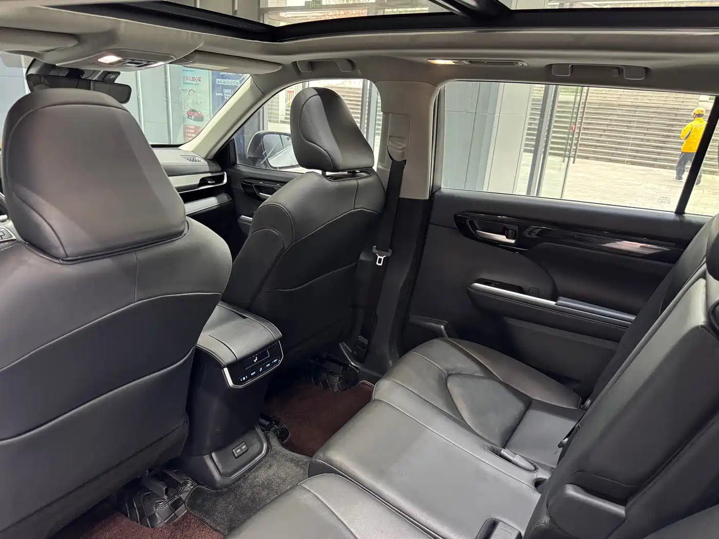 Toyota Highlander 2023 2.5L Smart Hybrid Dual Engine AWD Premium 7-Seater фото 11