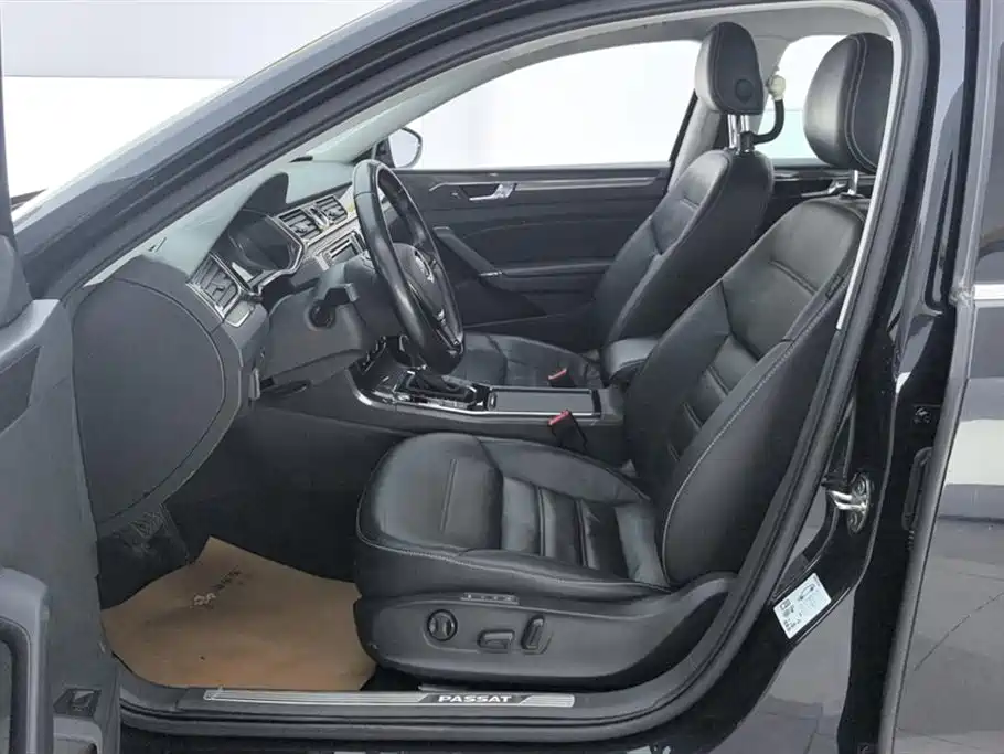Volkswagen Passat 2017 330TSI DSG Luxury фото 9