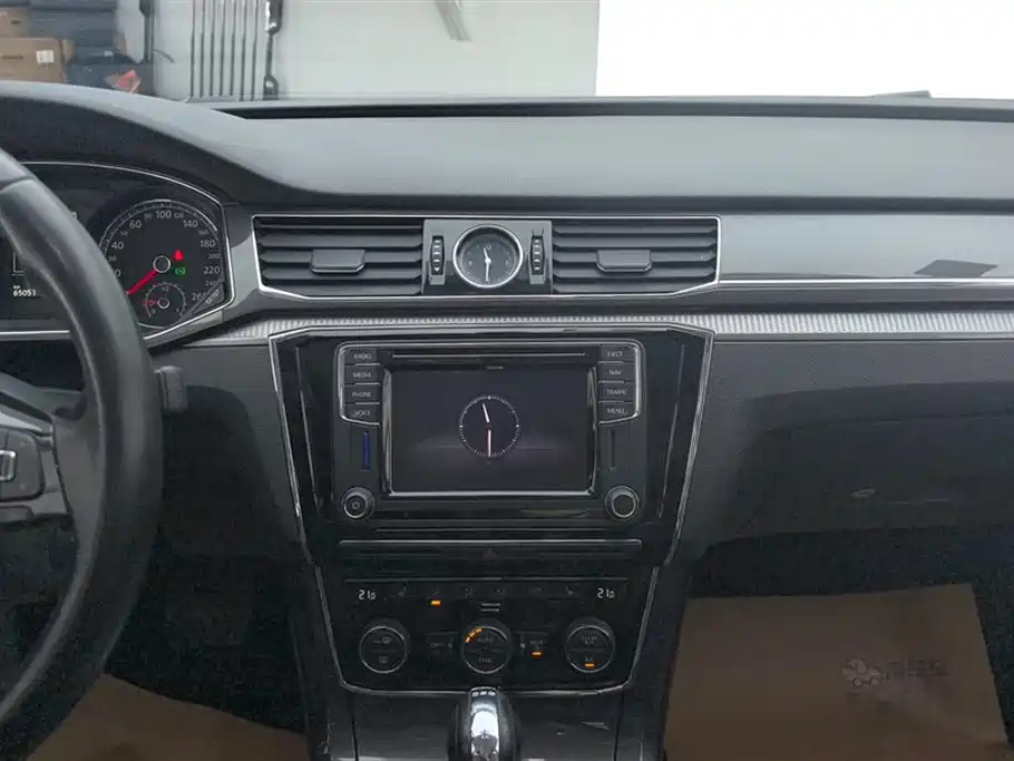 Volkswagen Passat 2017 330TSI DSG Luxury фото 13