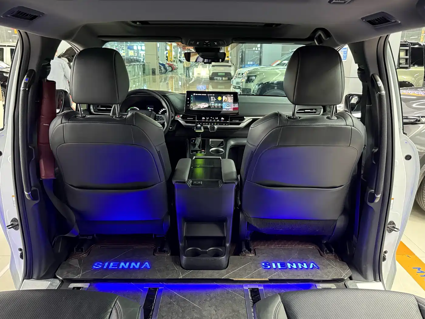 Toyota Sienna 2024 2.5L Hybrid 4WD Premium Edition фото 19