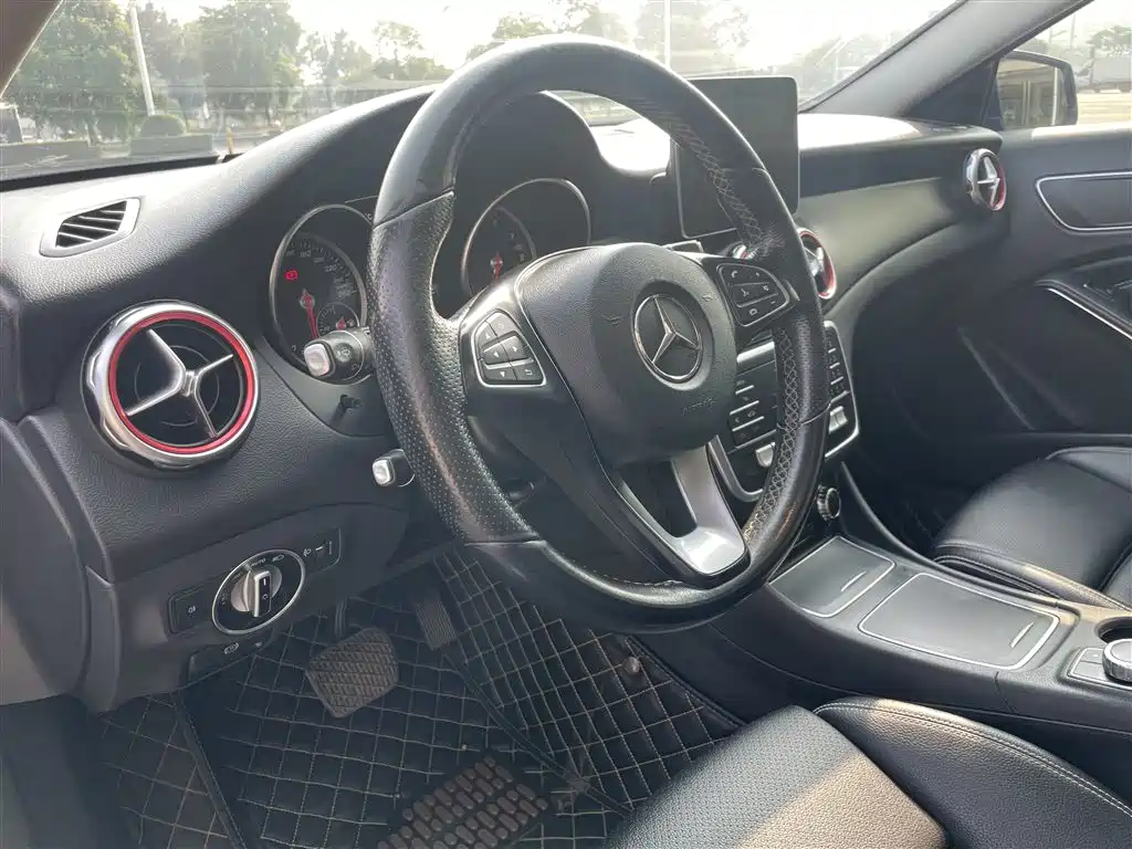 Mercedes-Benz GLA 2018 GLA 200 Dynamic фото 21