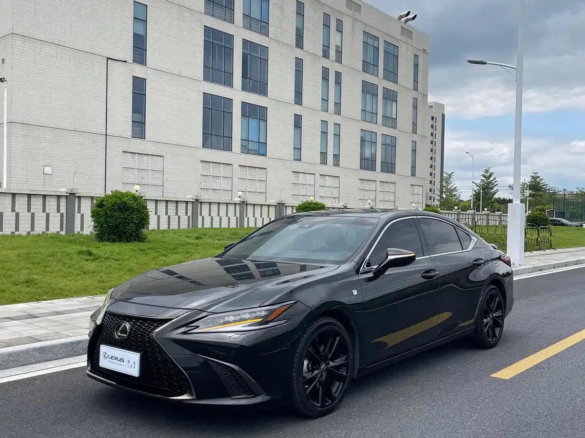Фото 1 - Lexus ES