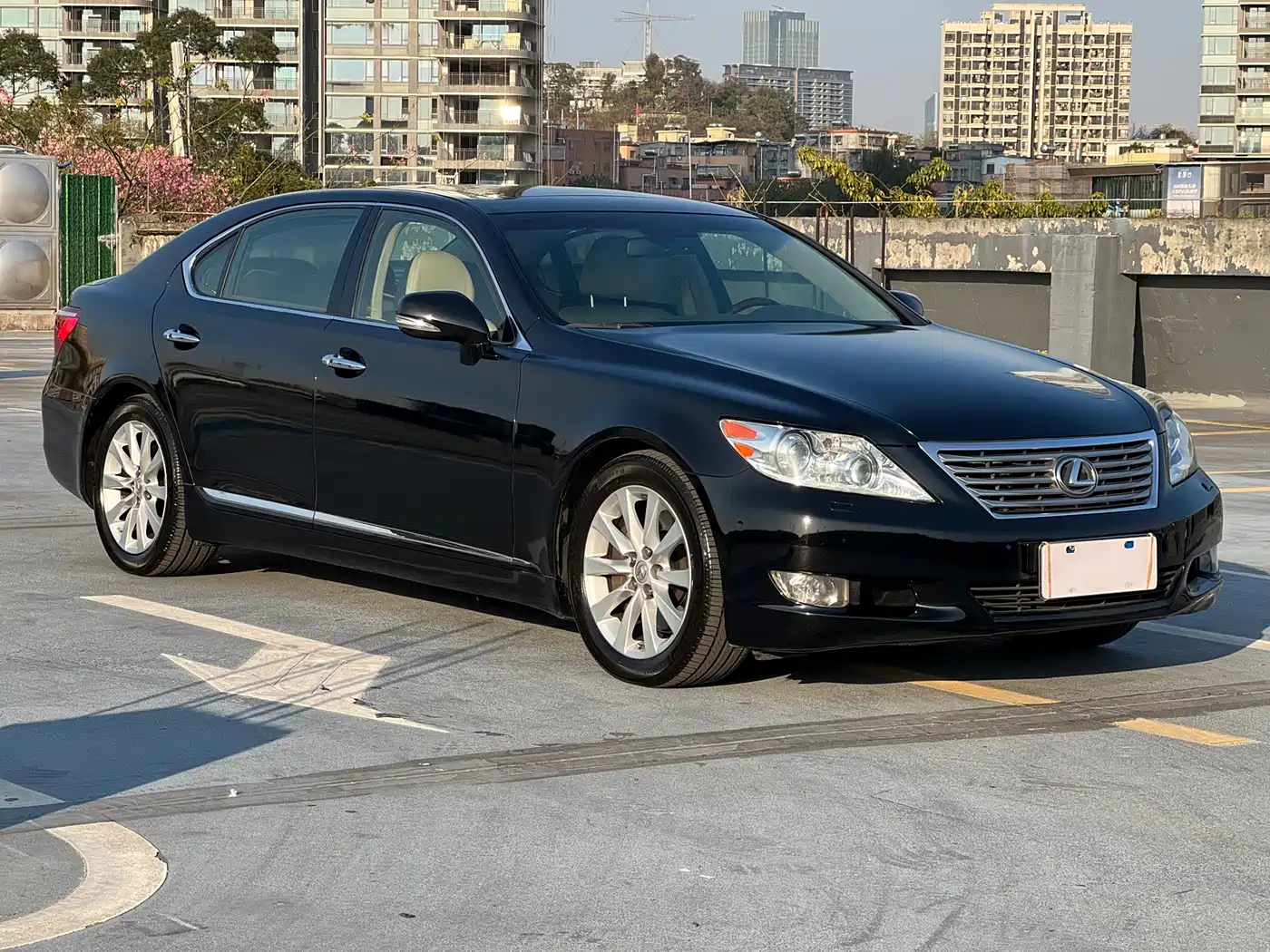 Фото 2 - Lexus LS