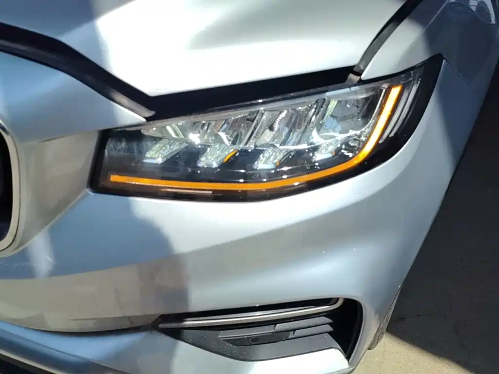 Фото 24 - Geely Atlas
