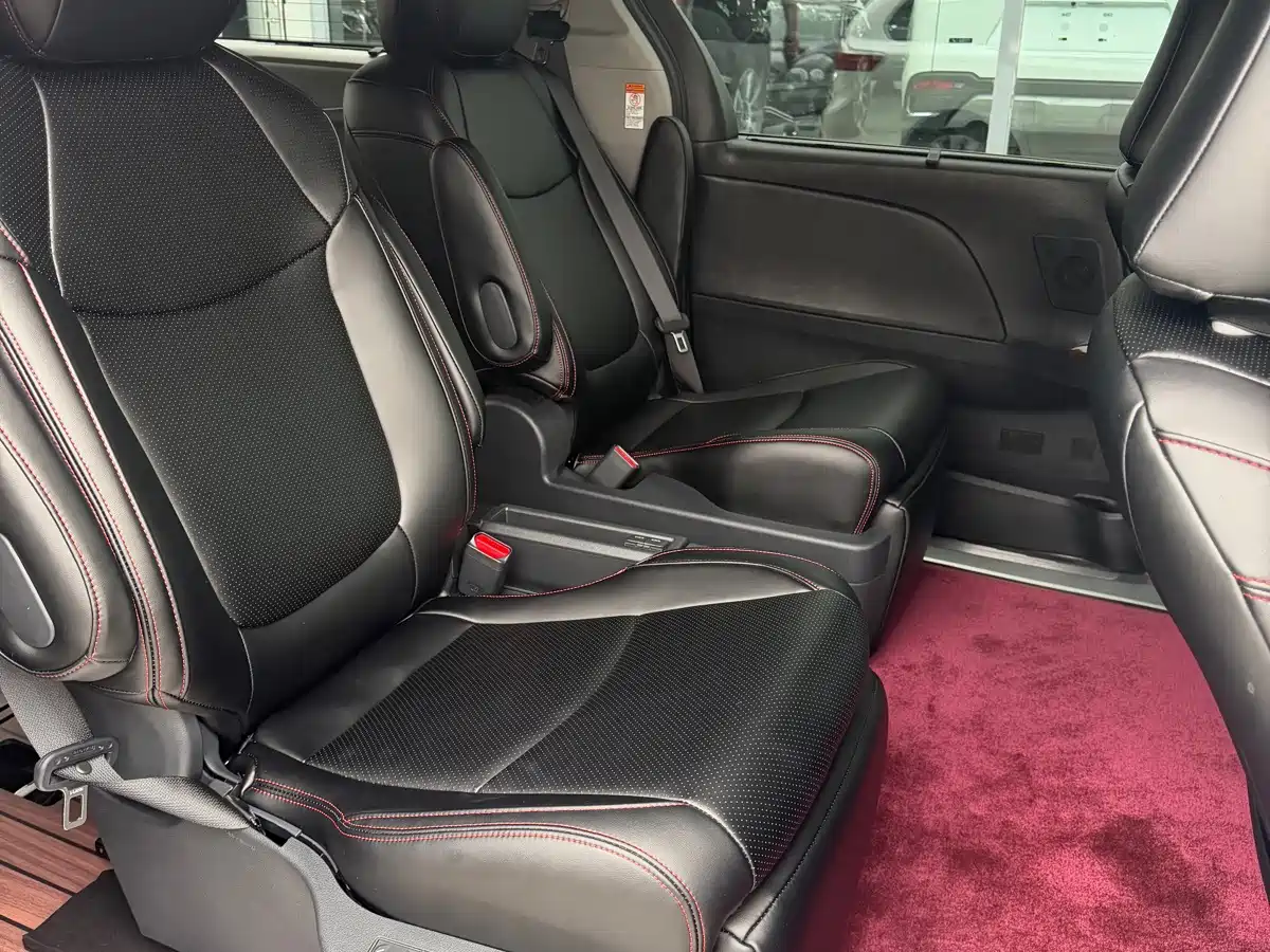Photo 10 - Toyota Sienna