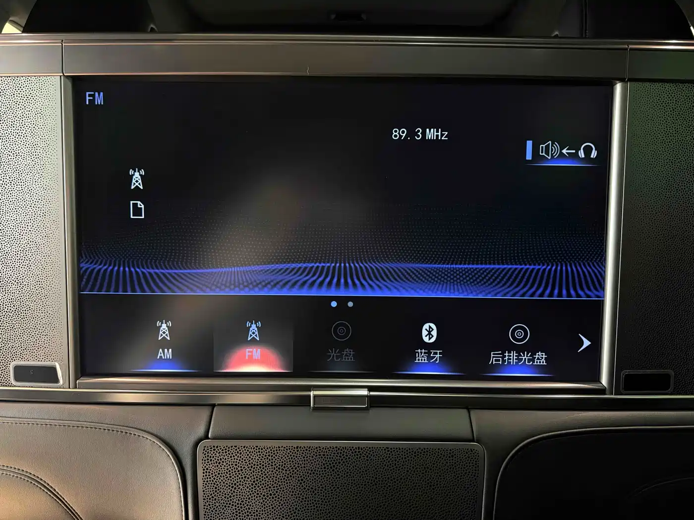 Lexus LM 2020 300h 4-Seat Imperial Edition фото 18