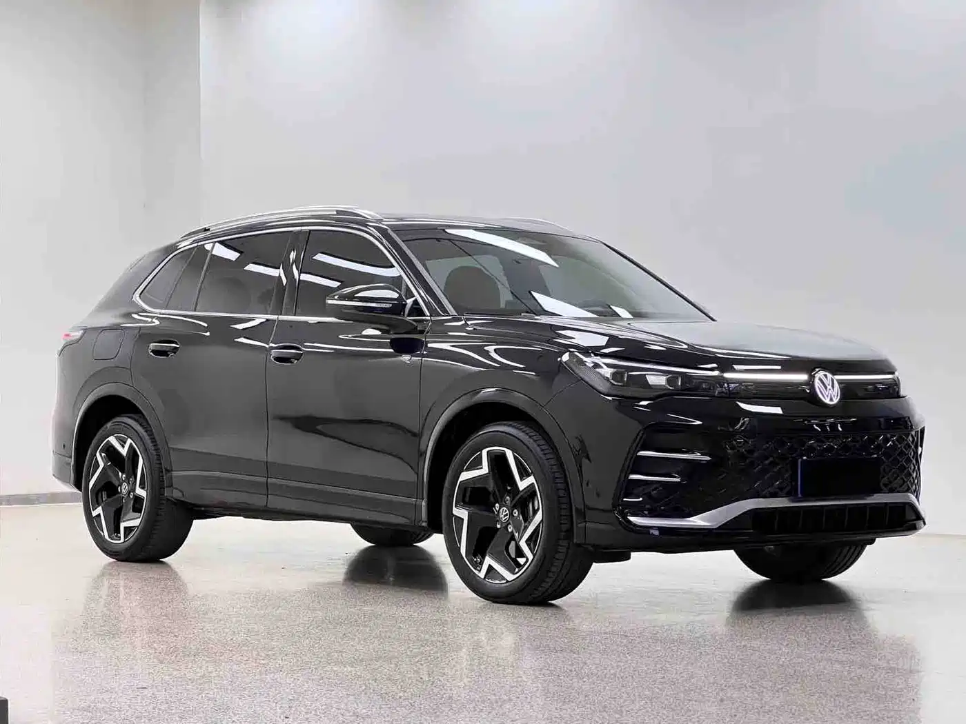 Volkswagen Tiguan L 2025 PRO 380TSI 2WD R-Line Smart Leader Edition фото 3