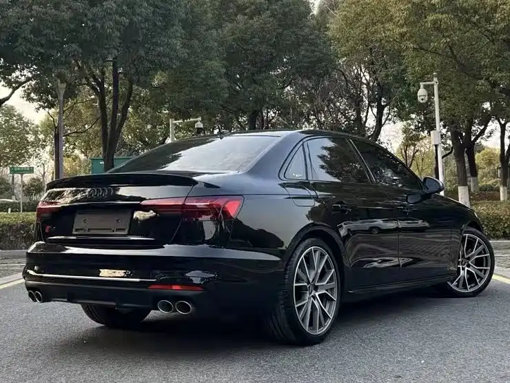 Photo 3 - Audi S4