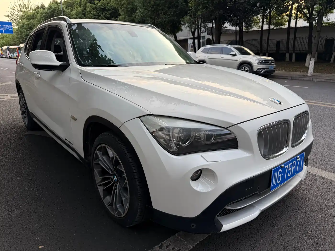 BMW X1 2012 xDrive28i Luxury Model фото 3