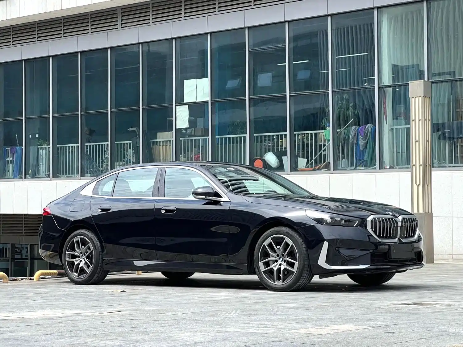 Photo 2 - BMW 5 Series