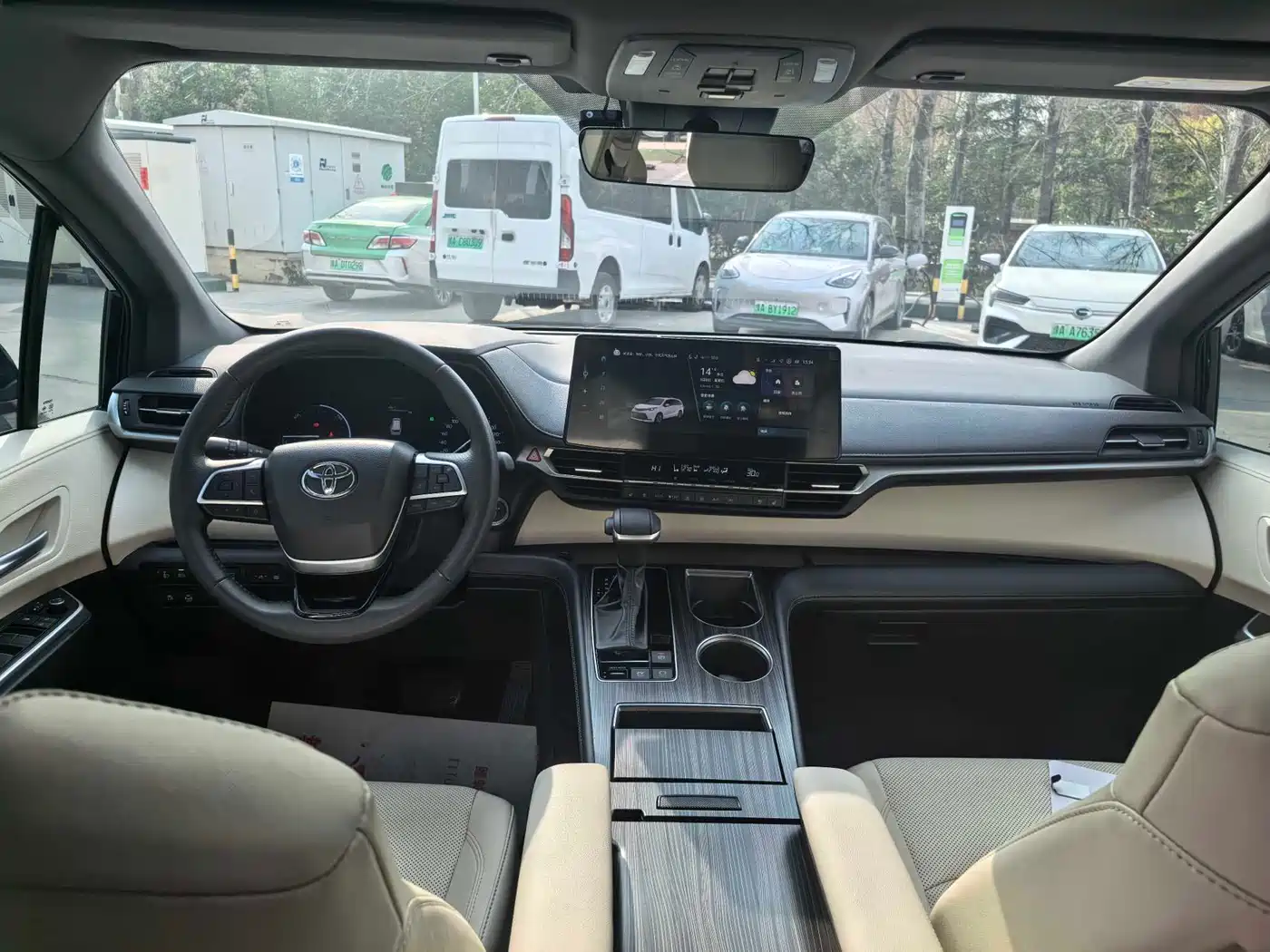 Toyota Sienna 2024 2.5L Hybrid 4WD Premium Edition фото 6