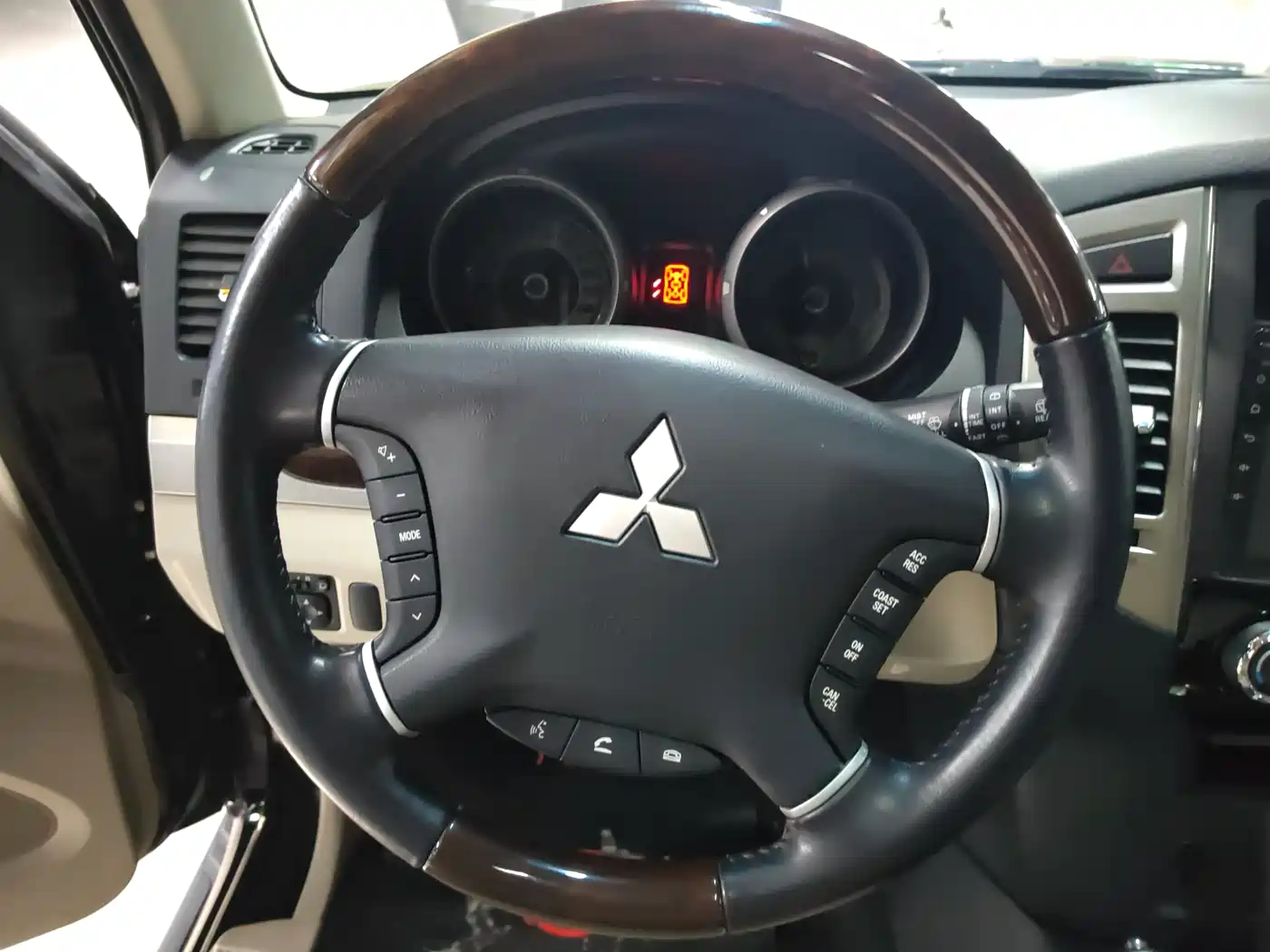 Mitsubishi Pajero (Import) 2020 3.0L Automatic Premium Edition фото 9