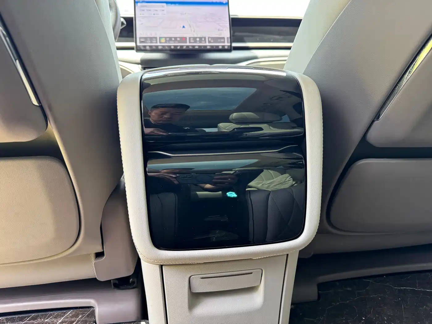 Denza D9 2023 2022 DM-i 970 AWD Flagship
