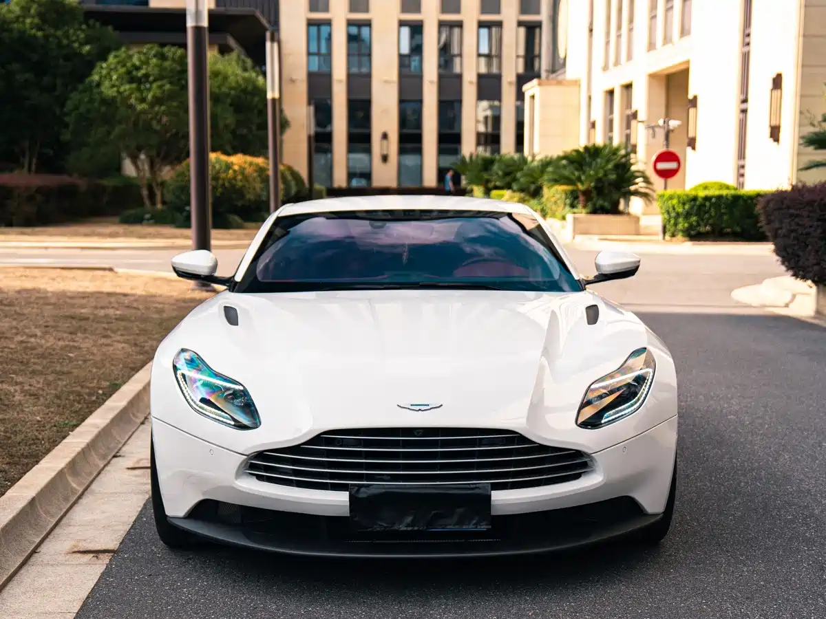 Фото 9 - Aston Martin DB11