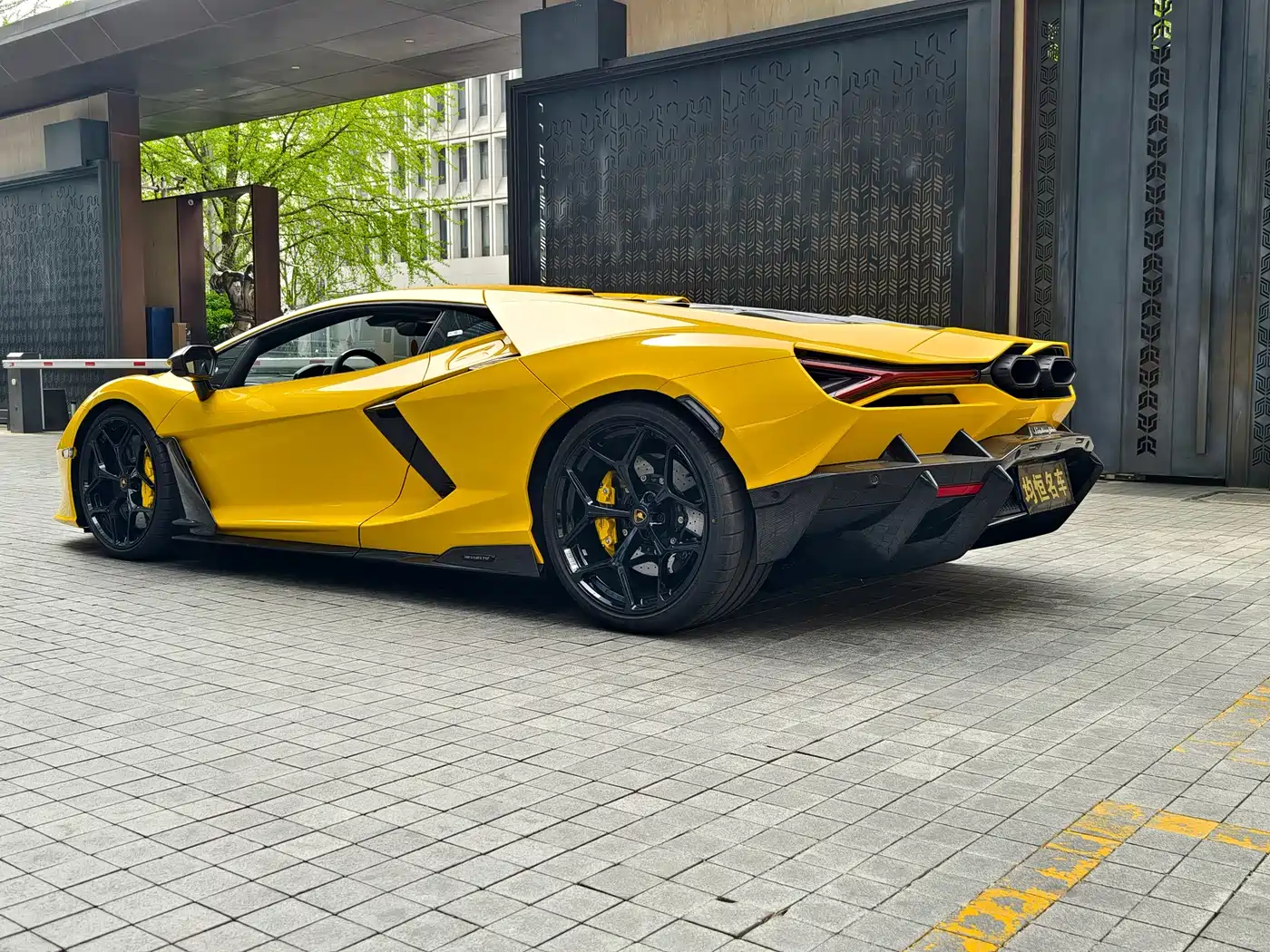 LAMBORGHINI REVUELTO