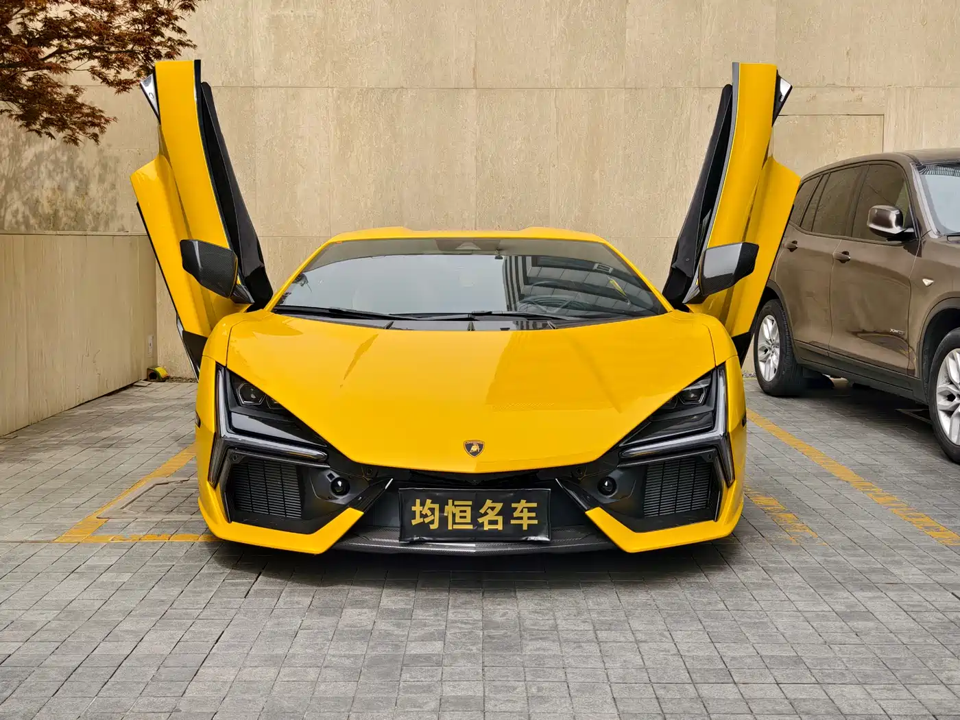 LAMBORGHINI REVUELTO