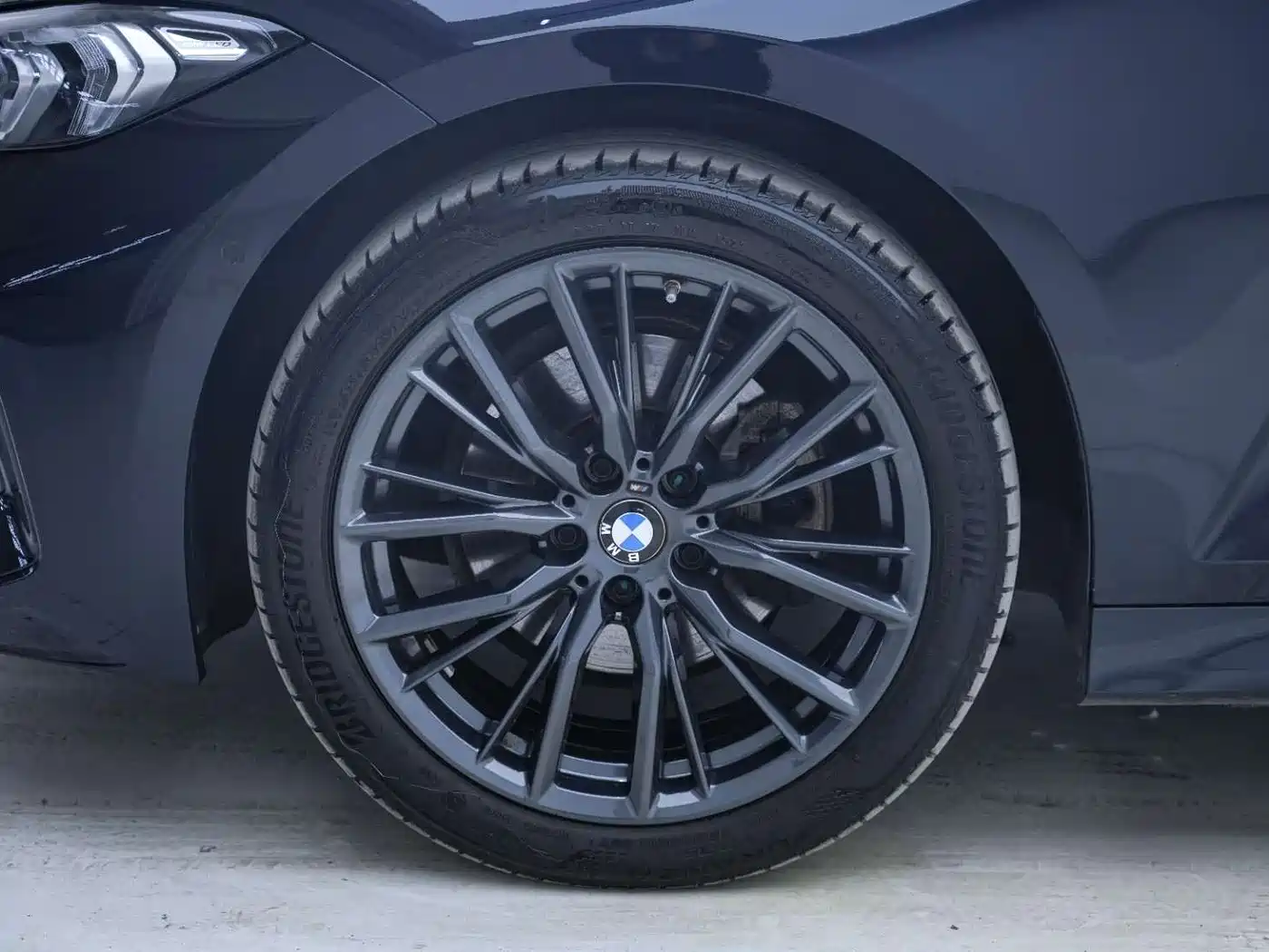 BMW 3 Series 2023 325Li M Sport Black Night Package фото 8