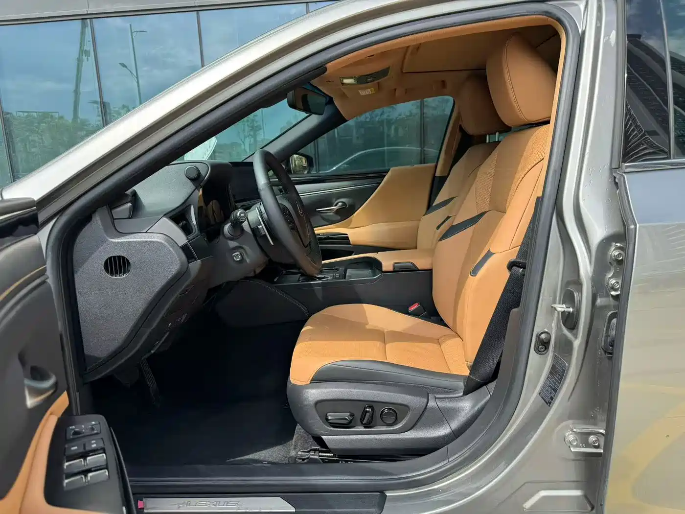 Photo 4 - Lexus ES