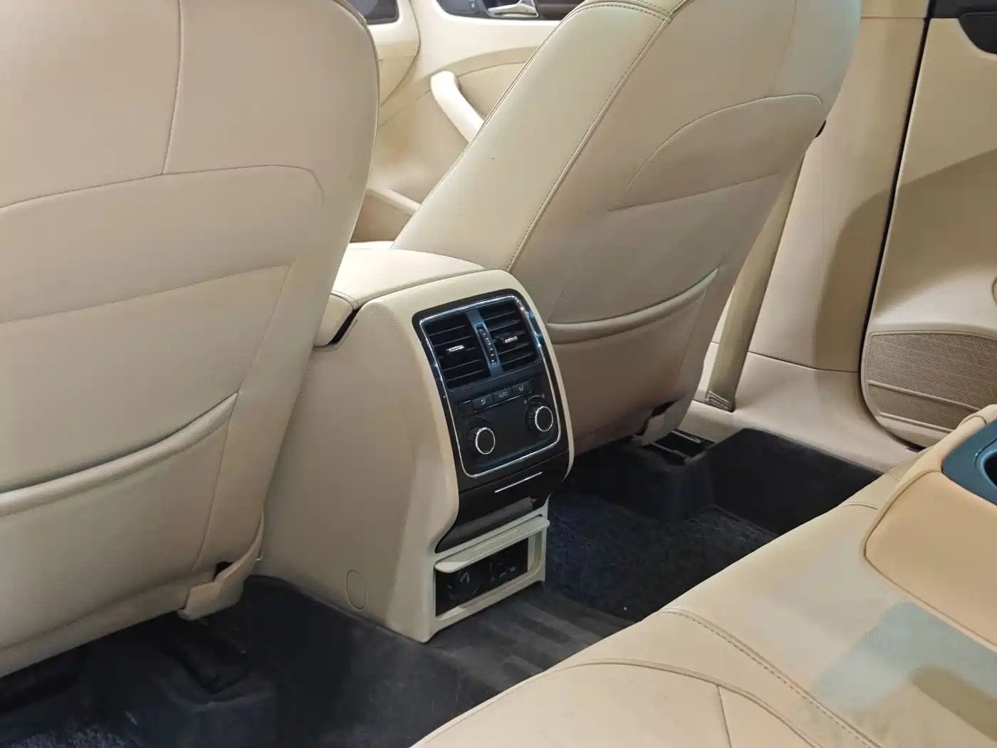 Volkswagen Passat 2015 1.8TSI DSG Prestige Edition фото 24