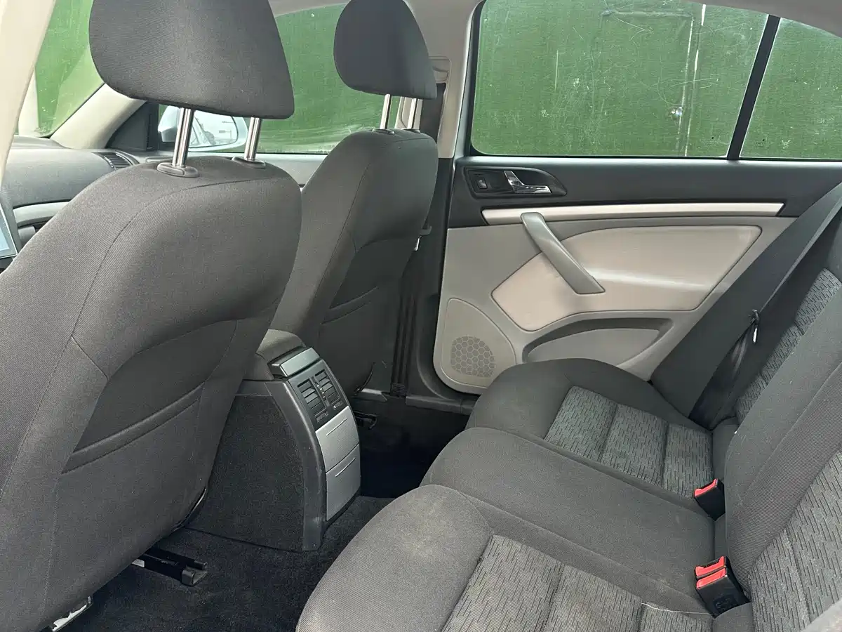 Škoda Octavia 2014 1.6L Auto Yijie Edition фото 5