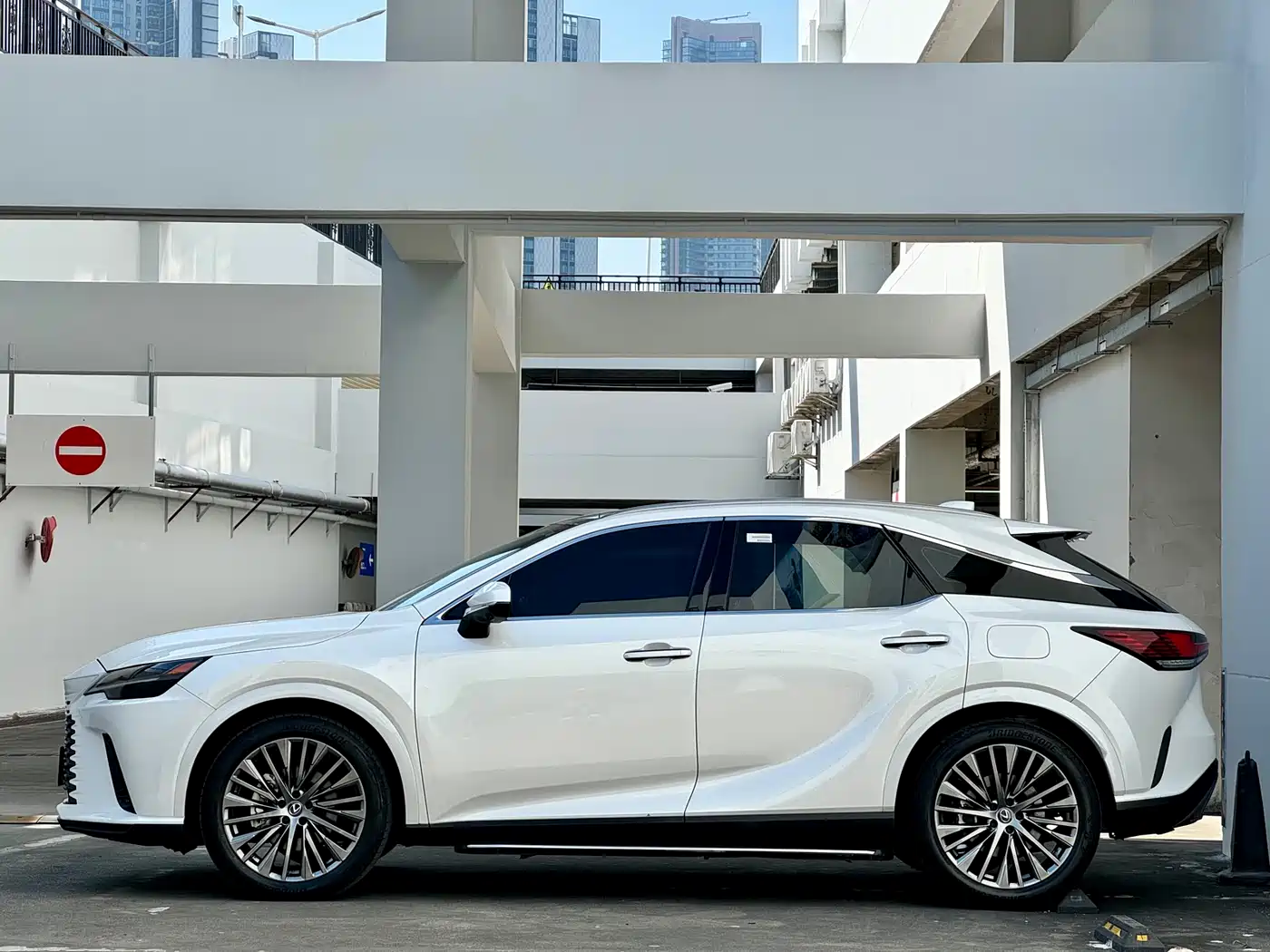 Lexus RX 2023 350h 4WD Pure Edition фото 18