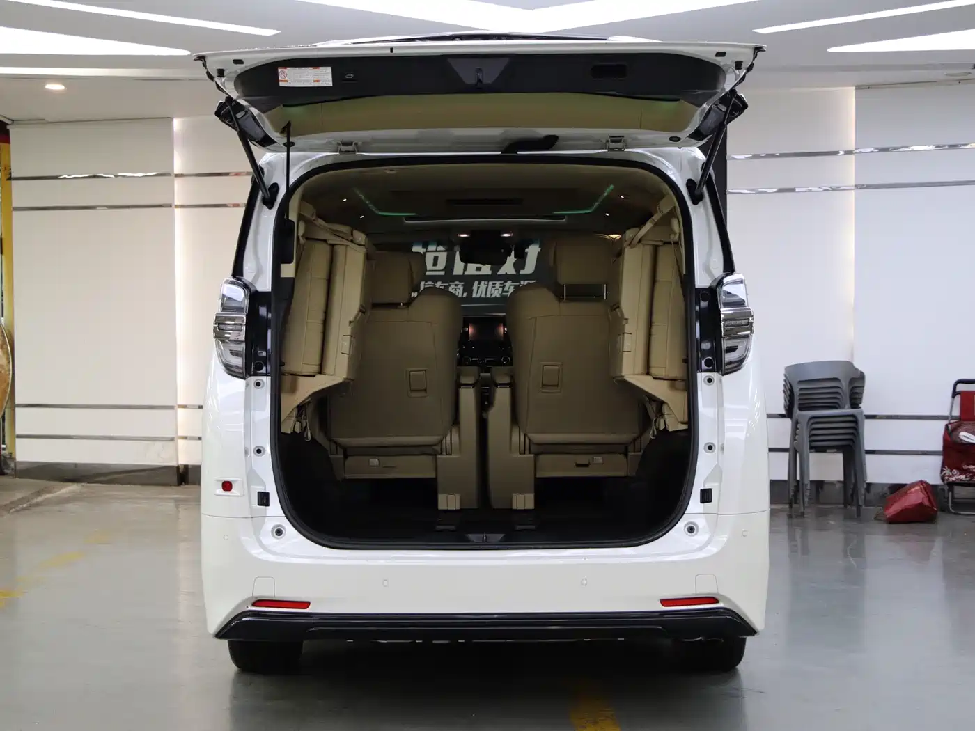 Toyota Vellfire 2019 Hybrid 2.5L HV Premium Edition фото 25