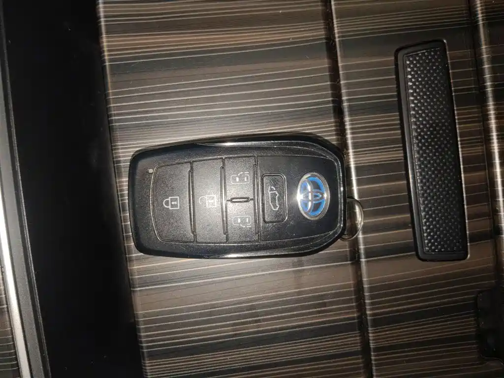 Toyota Granvia 2022 2.5L Hybrid Noble Edition фото 11