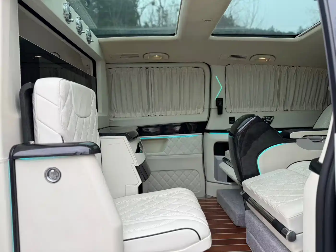 Mercedes-Benz V-Class 2017 Model V 260 L Premium Extended Edition фото 14