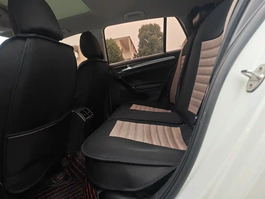 Volkswagen Golf 2017 1.6L Auto Comfort Millionth Edition фото 17