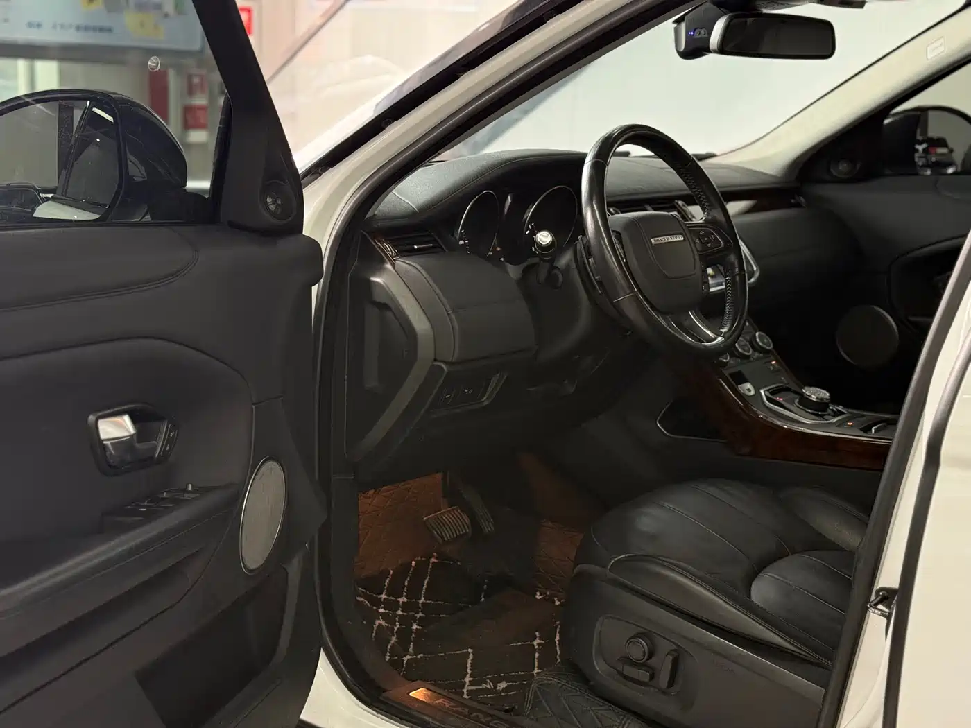 Land Rover Range Rover Evoque 2017 2.0T SE Smart Shine Edition фото 9