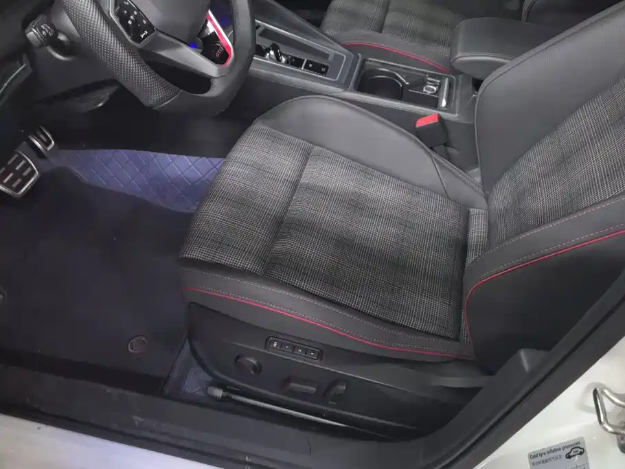 Фото 9 - Volkswagen Golf GTI